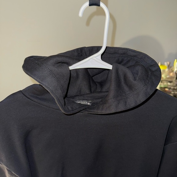 Cropped Zara Black Hooded Sweater - Picture 5 of 11